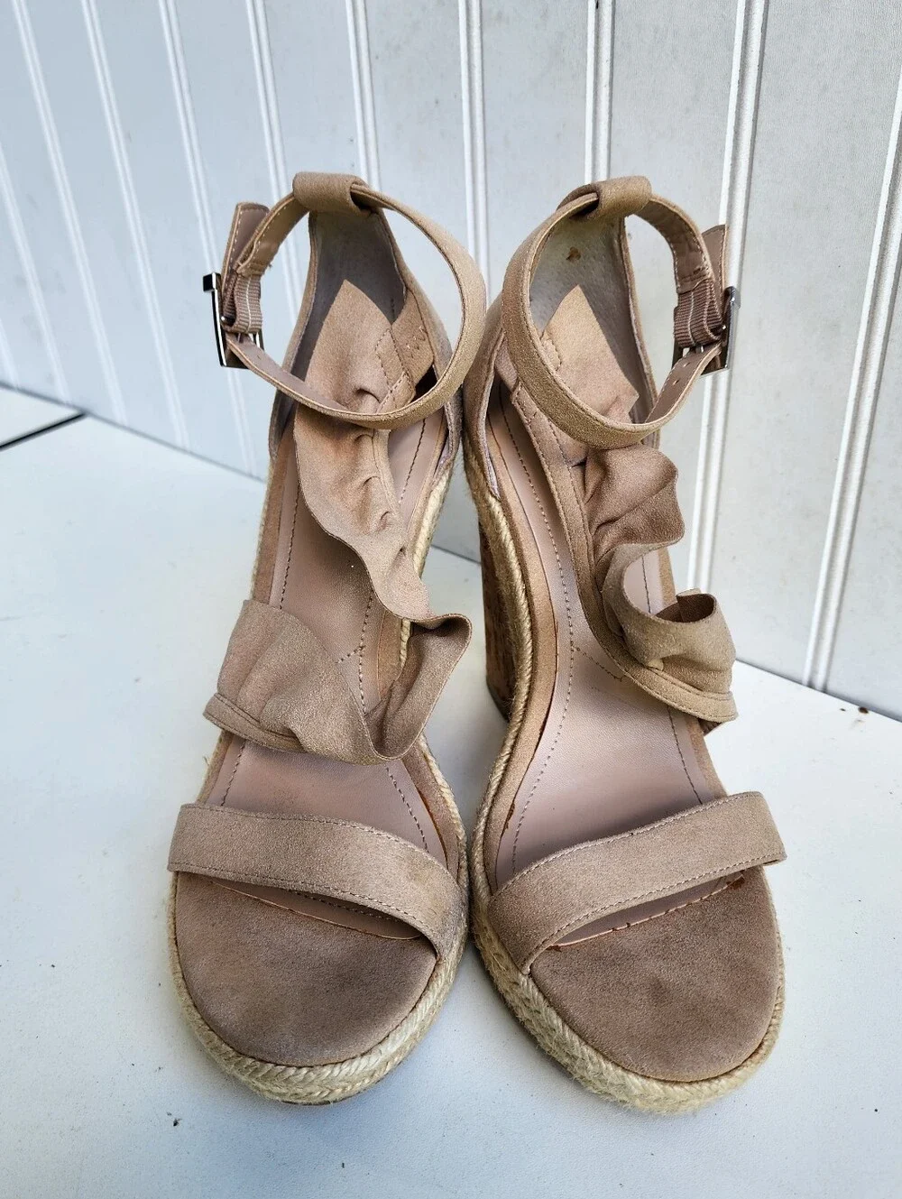 Charles David Women’s Ruffled Beige Suede Espadrille Wedges $170 Size 8.5 M
